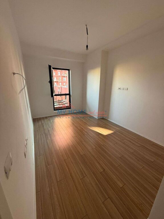 Zyre me qera tek Garden Building Tirane