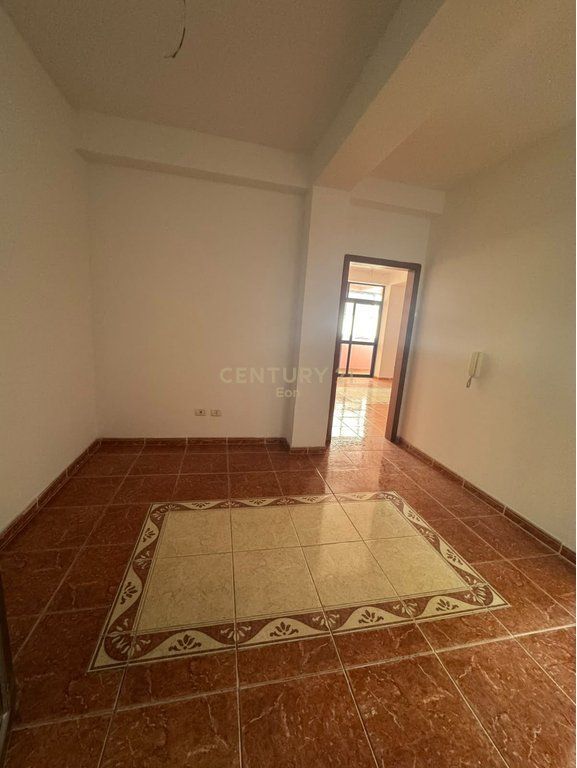 Apartament 2+1 + post parkim në shitje në Plazh, Durrës !