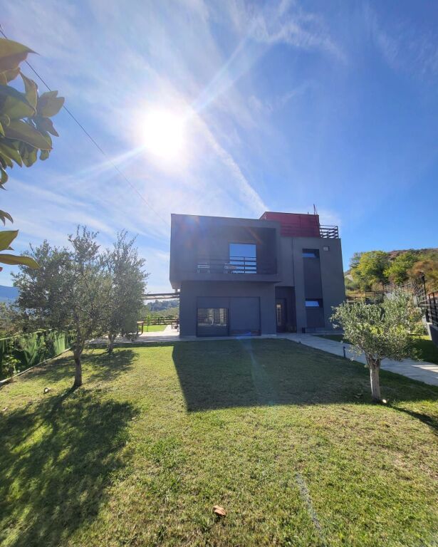 🏡 VILË LUKSOZE ME PISHINË PËR SHITJE | DAIAS – TEG