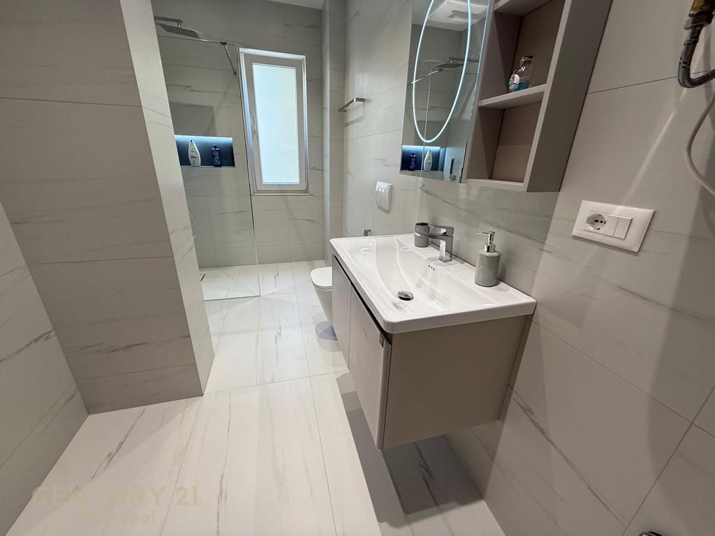 apartament 2+1+2 ndodhet në Qendrën Tregtare Kristal