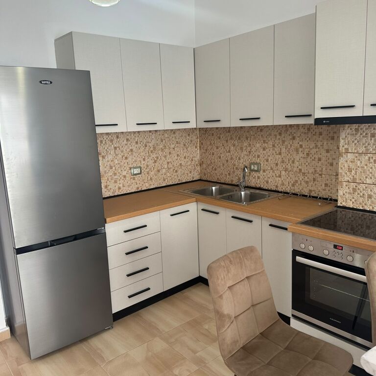 Perballe Martenitetit te Ri jepet me qera apartament 3+1+2 i mobiluar 70,000Leke      