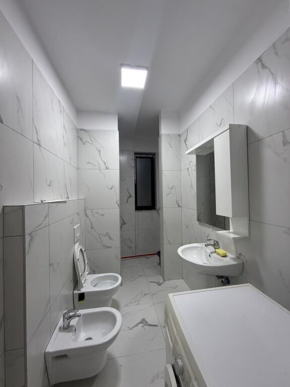 🏡 **JEPET ME QIRA | 1+1 ME VERANDË &amp; PARKIM – URBAN GATE, ASTIR 📍**