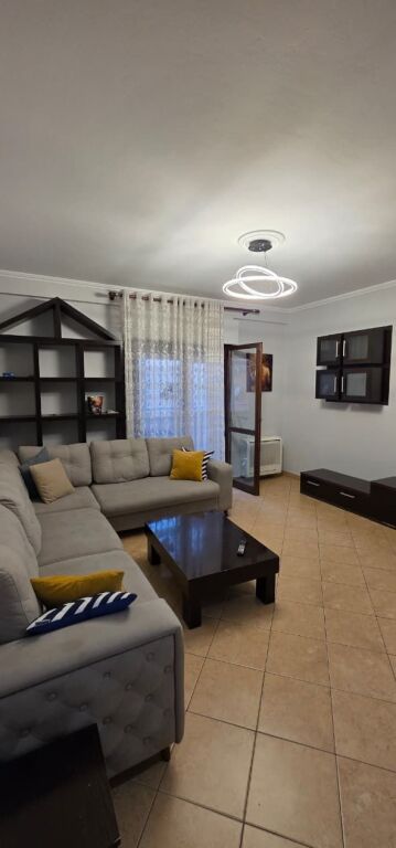 Apartament 2+1 per qira tek Komuna e Parisit.