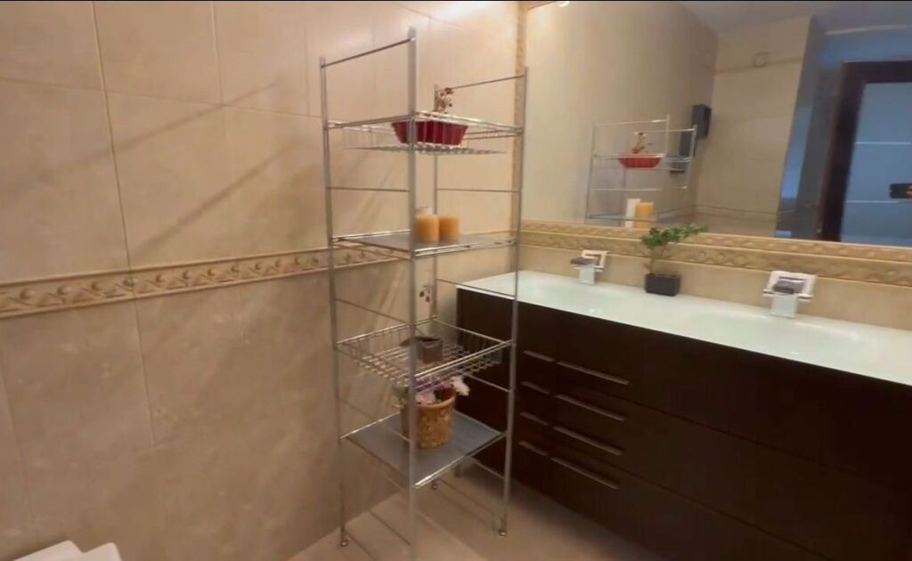 Apartament me qera 2+1 tek Komuna e Parisit (ID B2201378) Tirane