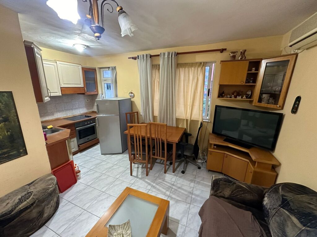 Prane Shkolles 9-vjecare Mihal Grameno, jepet me qera apartament 2+1,i mobiluar 60,000Leke