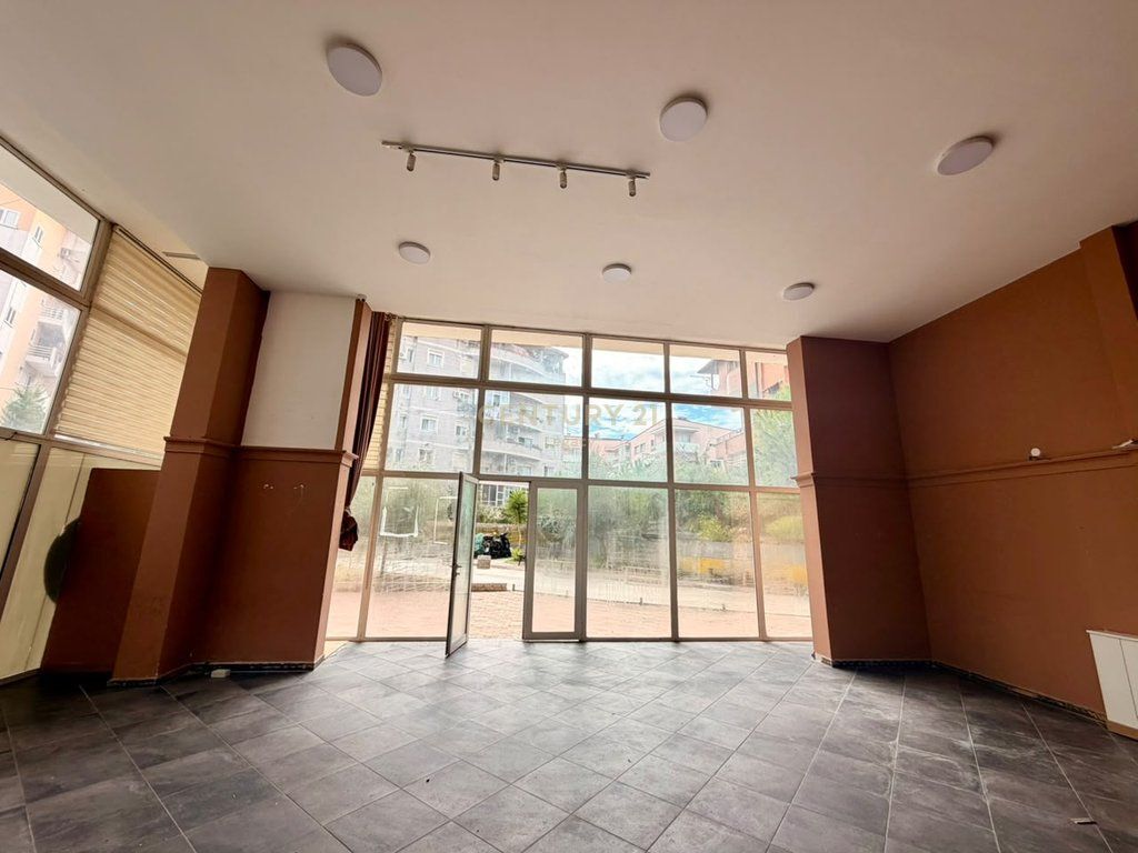 🏢 FOR RENT – BUSINESS UNIT ON THE ROAD 📍FRESK