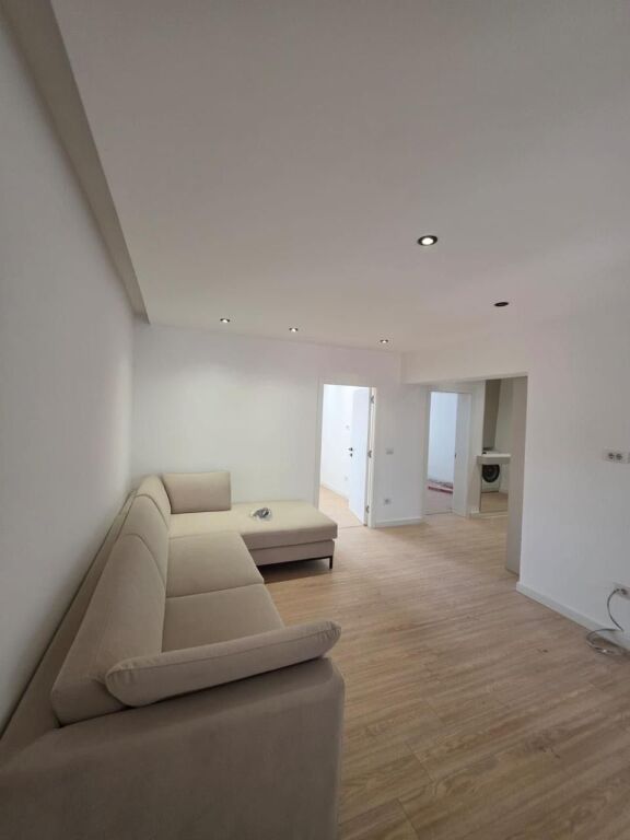Apartament 2+1 me qira tek Rruga e Kavajes!