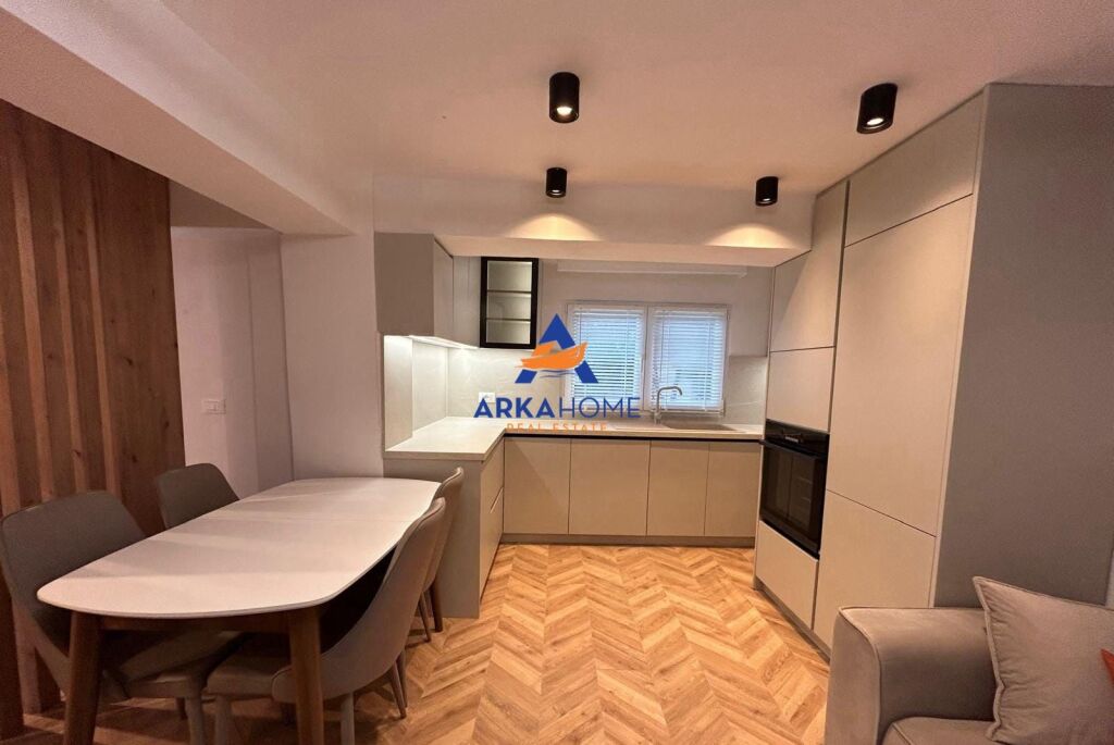 AFFITTASI APPARTAMENTO 2+1+BALCONE "SOPRA IL MERCATO ELETTRICO, VIA BAJRAM ALLARAJ" 70.000 LEKE