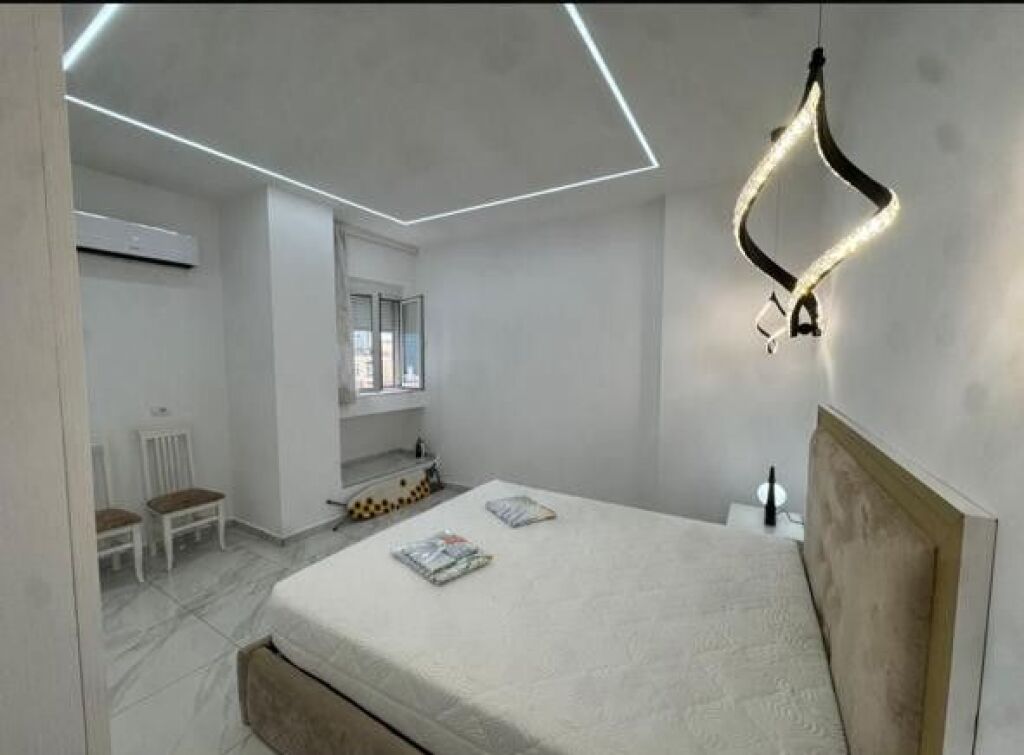 Ne fillim te rruges Siri Kodra,jepet me qera apartament,1+1,i mobiluar 60,000Leke