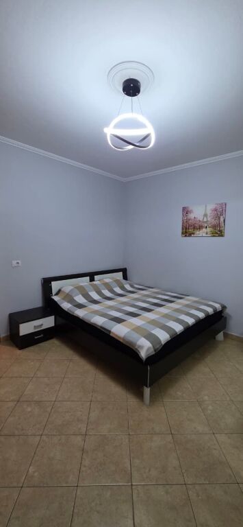Apartament 2+1 per qira tek Komuna e Parisit.