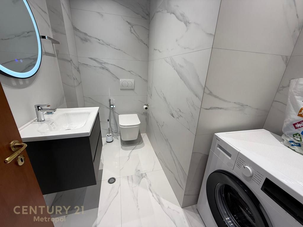 apartament 2+1+2 ndodhet në Qendrën Tregtare Kristal