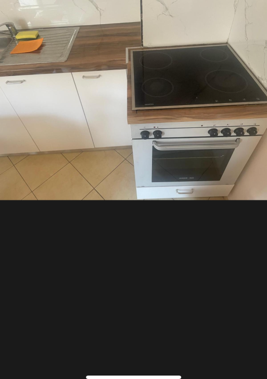 Appartamento in affitto 1 + 1 Yzberisht di fronte alla galleria Arredato: Credenza, stoviglie, fornelli, frigorifero, tavolo da pranzo e 4 sedie, condizionatore, bagno, aria condizionata portatile, lavatrice, letto matrimoniale, WIFI, Due balconi Balcone molto grande con vista sulla Galleria, Spazi molto regolari. Disponibile da settembre 2026 Appartamento in affitto 1 + 1 Yzberisht di fronte alla galleria