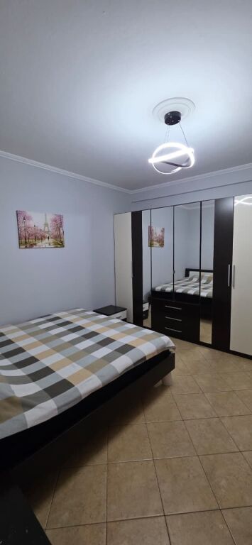 Apartament 2+1 per qira tek Komuna e Parisit.