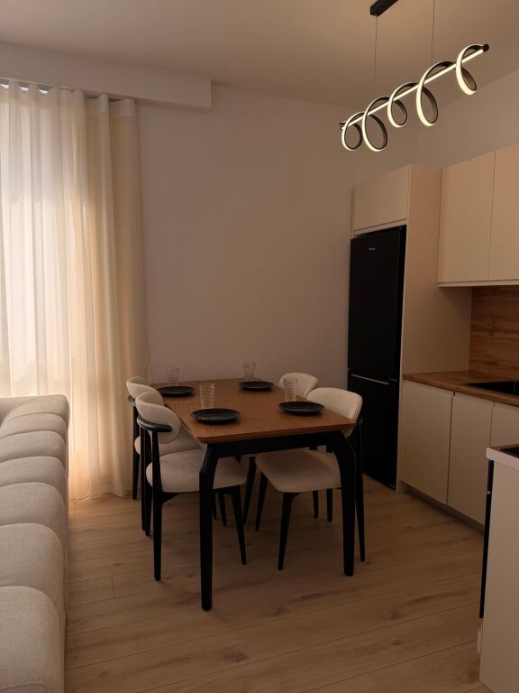 Bulevardi i Ri, jepet me qera apartament modern 1+1.