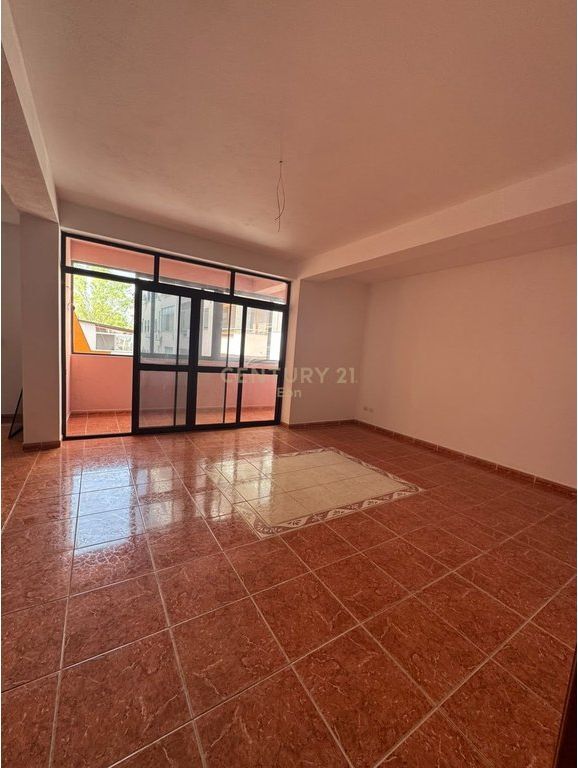 Apartament 2+1 + post parkim në shitje në Plazh, Durrës !