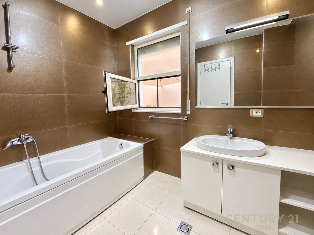 Appartamento 2+1+2+Verande in vendita a Komuna E Parisit