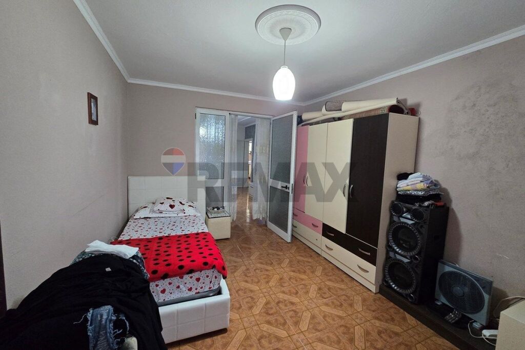 Shitet apartament 2+1, Allias