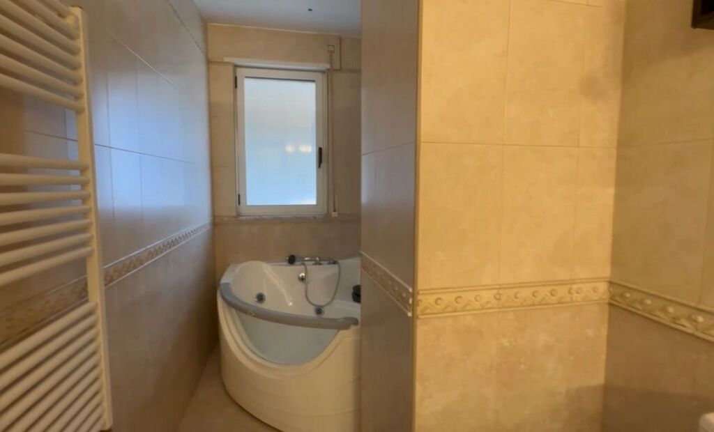 Apartament me qera 2+1 tek Komuna e Parisit (ID B2201378) Tirane