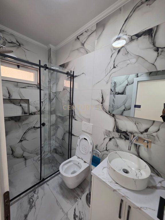 Shitet Apartament 1+1 Pamje Deti në Shkëmbin e Kavajës, Durrës - Vijë e Parë !