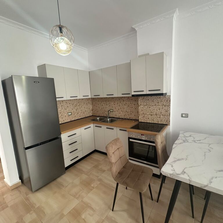 Perballe Martenitetit te Ri jepet me qera apartament 3+1+2 i mobiluar 70,000Leke      