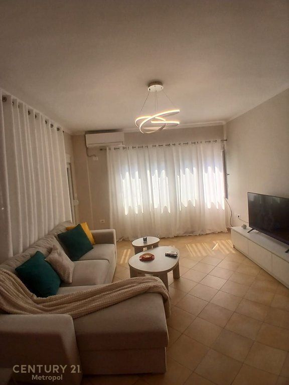 apartament 2+1+2 ndodhet në Qendrën Tregtare Kristal