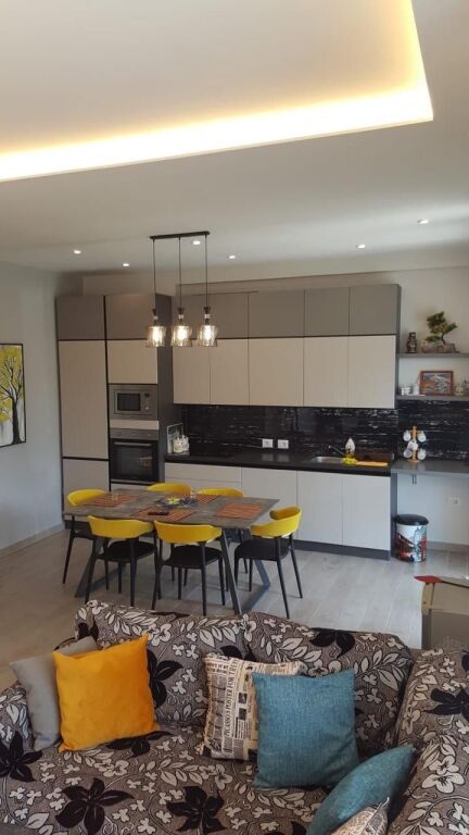 Shitet apartament 2+1 tek LURA 3 Gjiri Lalzit