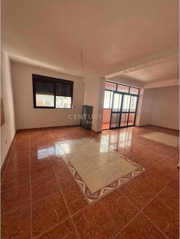 Apartament 2+1 + post parkim në shitje në Plazh, Durrës !