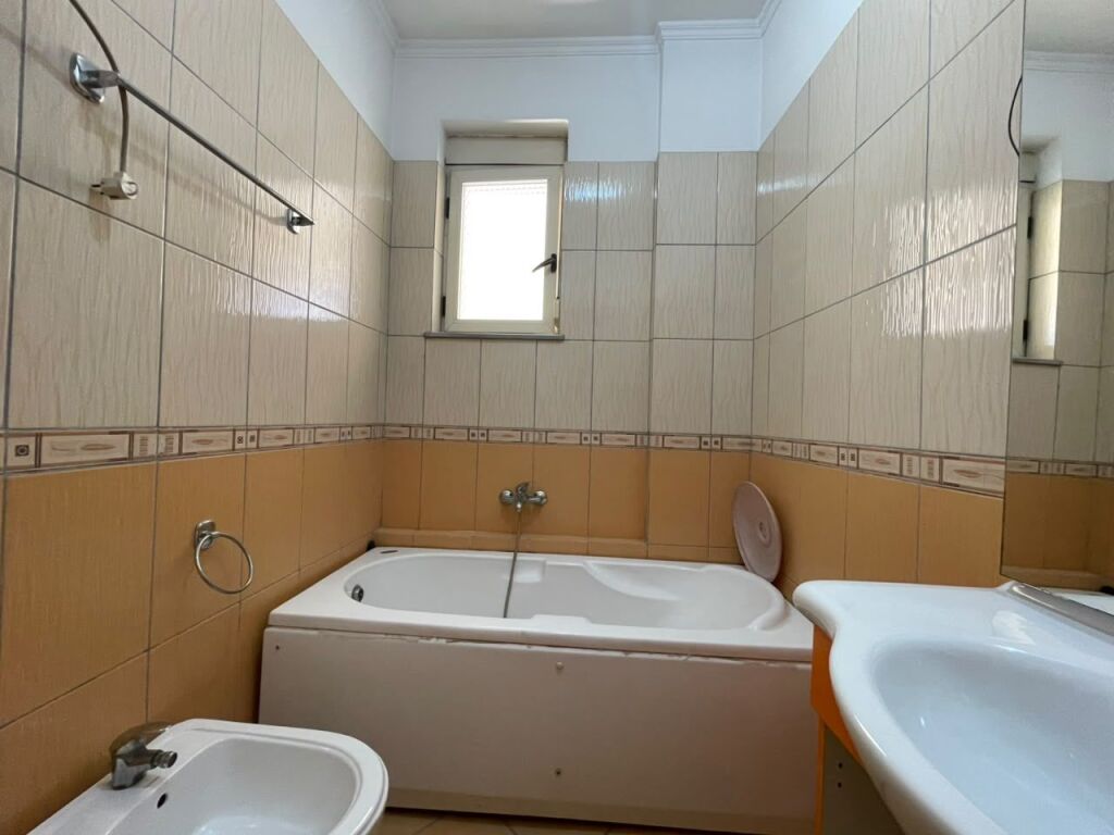 Apartament 2+1 per qira prane Hotel Marinaj ne Astir.