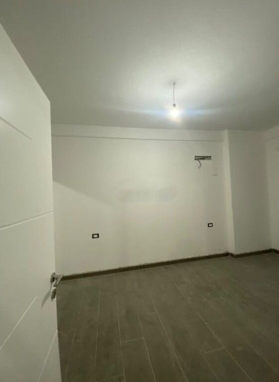 Appartamento / Ufficio 3+1+2 in affitto Viale Nuovo, Complesso Ndregjoni