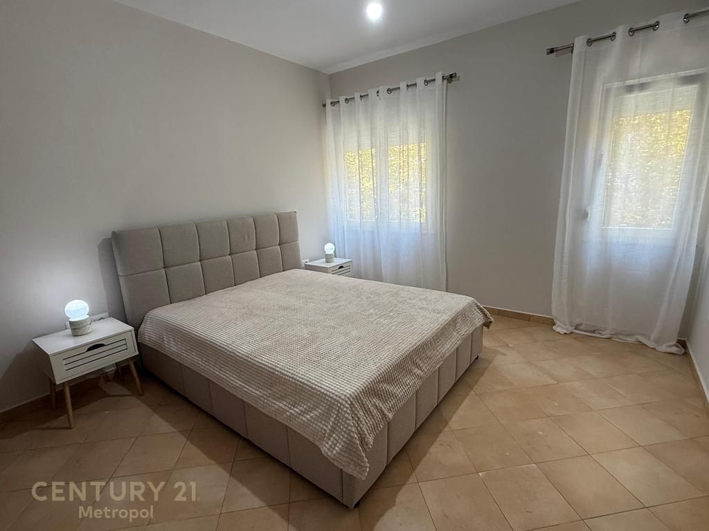 apartament 2+1+2 ndodhet në Qendrën Tregtare Kristal