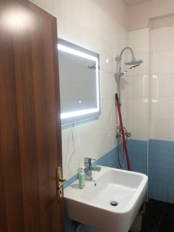 Appartamento in affitto 1 + 1 Yzberisht di fronte alla galleria Arredato: Credenza, stoviglie, fornelli, frigorifero, tavolo da pranzo e 4 sedie, condizionatore, bagno, aria condizionata portatile, lavatrice, letto matrimoniale, WIFI, Due balconi Balcone molto grande con vista sulla Galleria, Spazi molto regolari. Disponibile da settembre 2026 Appartamento in affitto 1 + 1 Yzberisht di fronte alla galleria