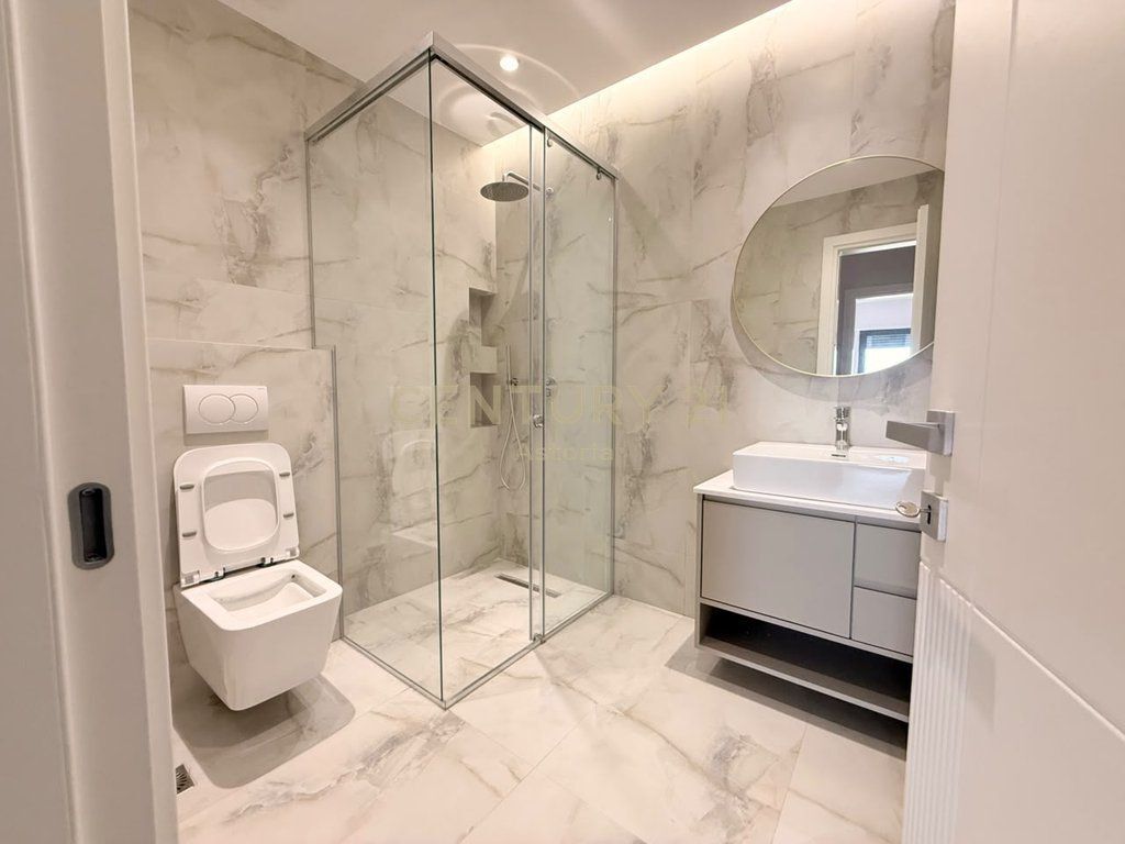 JEPET ME QIRA APARTAMENT PER ZYRA/BANIM 2+1+2 TEK SHKOLLA E KUQE, TIRANE