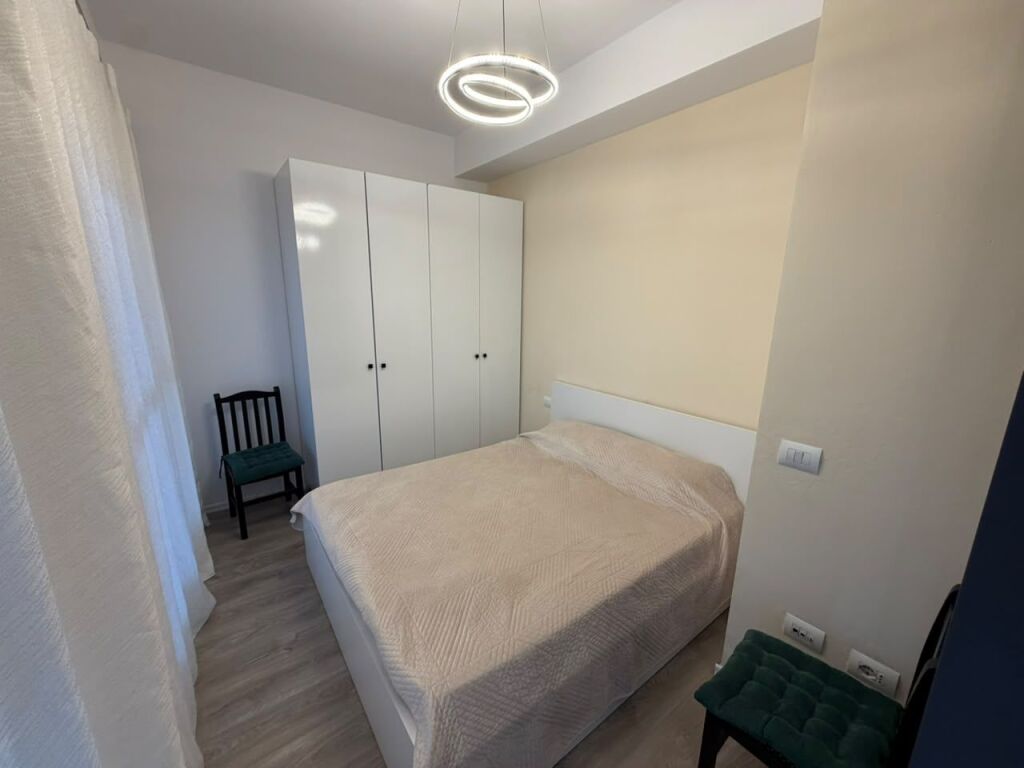 🏠 Monolocale in vendita  📍 Ali Demi – Mangalem 21 📐 43 m² lordi | 38 m² netti 🏢 2° piano 📄 Con ipoteca 🛋️ Arredato e ben organizzato 💰 Prezzo: 76 milioni di lek
