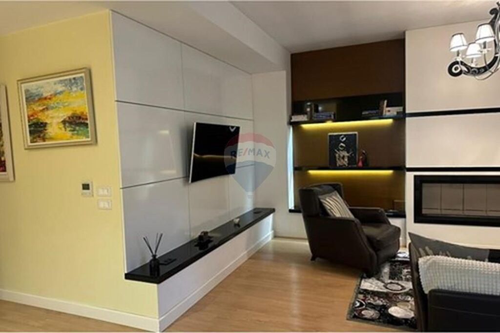 Shitet apartament 3+1+3+parkim te Kodra e Diellit