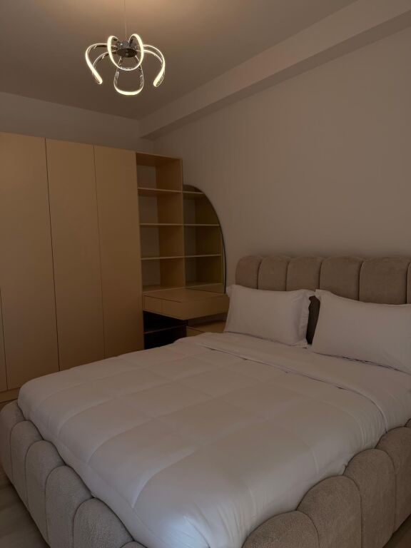Bulevardi i Ri, jepet me qera apartament modern 1+1.