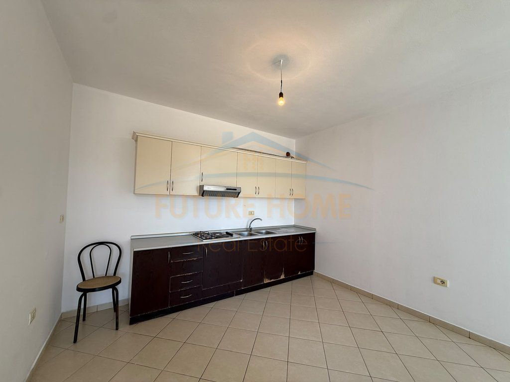Shitet apartament 2+1, Rruga Sokrat Miho prane Vila-L, Unaza e Re
