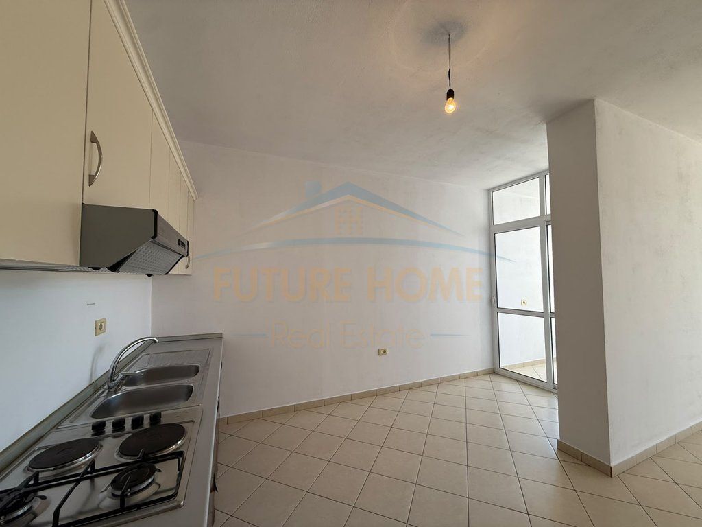 Shitet apartament 2+1, Rruga Sokrat Miho prane Vila-L, Unaza e Re