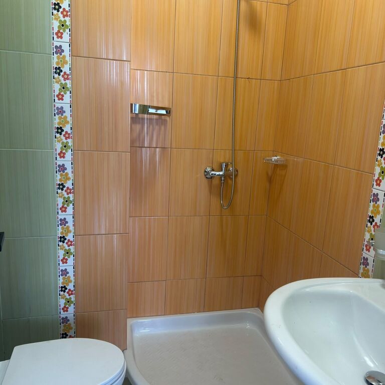 Perballe Martenitetit te Ri jepet me qera apartament 3+1+2 i mobiluar 70,000Leke      