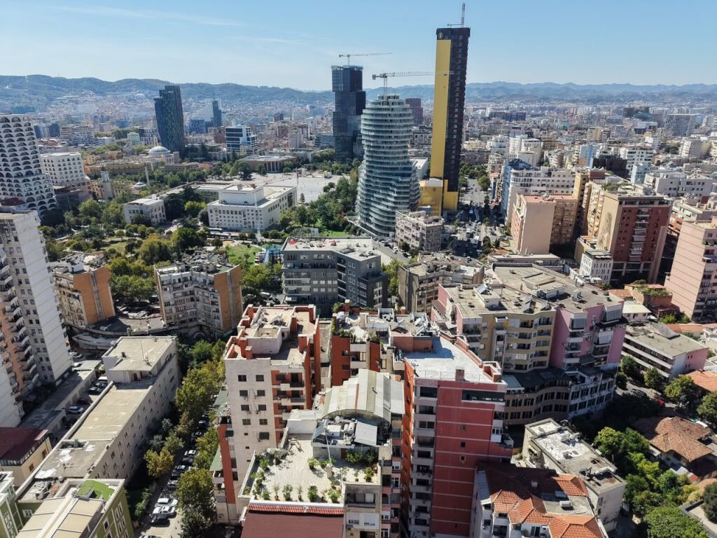 APPARTAMENTO CON VERANDA IN VENDITA IN CENTRO (DIETRO 9 PIANI)
