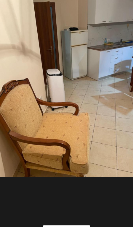 Appartamento in affitto 1 + 1 Yzberisht di fronte alla galleria Arredato: Credenza, stoviglie, fornelli, frigorifero, tavolo da pranzo e 4 sedie, condizionatore, bagno, aria condizionata portatile, lavatrice, letto matrimoniale, WIFI, Due balconi Balcone molto grande con vista sulla Galleria, Spazi molto regolari. Disponibile da settembre 2026 Appartamento in affitto 1 + 1 Yzberisht di fronte alla galleria