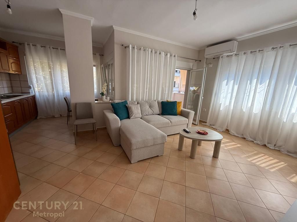 apartament 2+1+2 ndodhet në Qendrën Tregtare Kristal