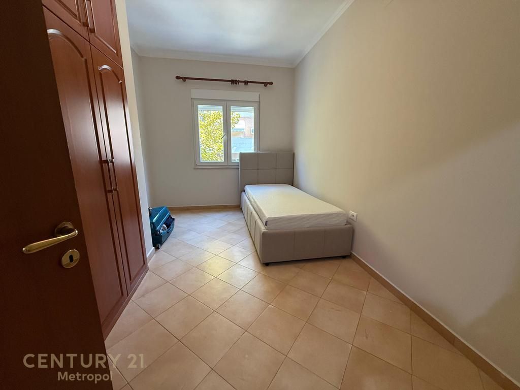 apartament 2+1+2 ndodhet në Qendrën Tregtare Kristal
