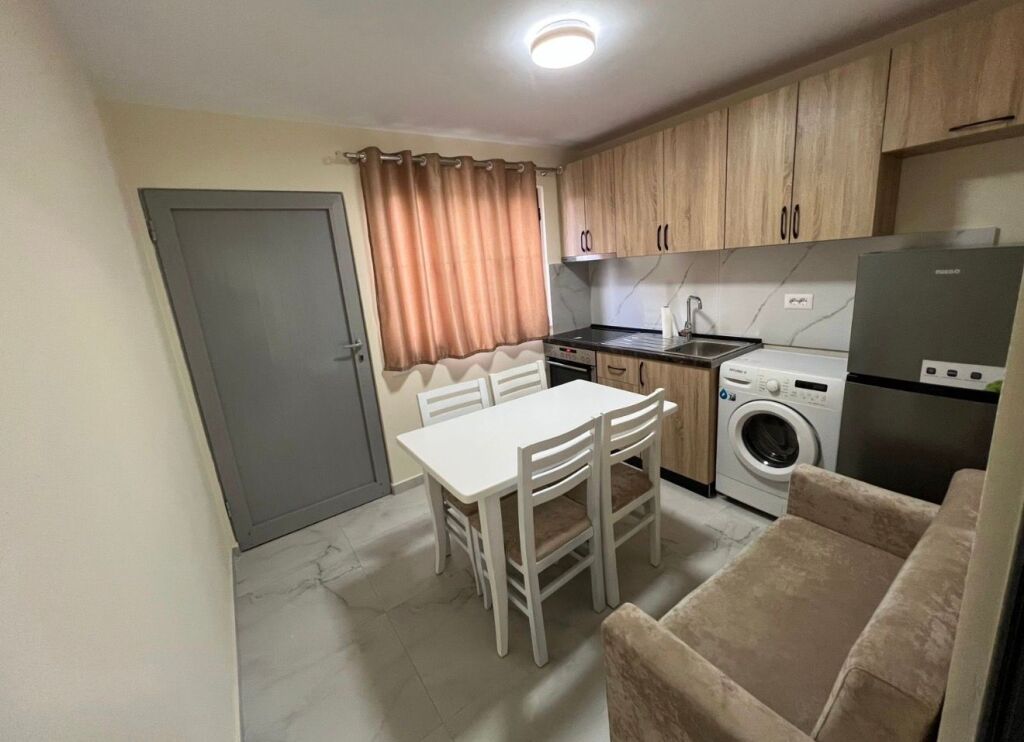 Shkolla e Bashkuar, jepet me qira hyrje 1+1! 35.000 Lek
