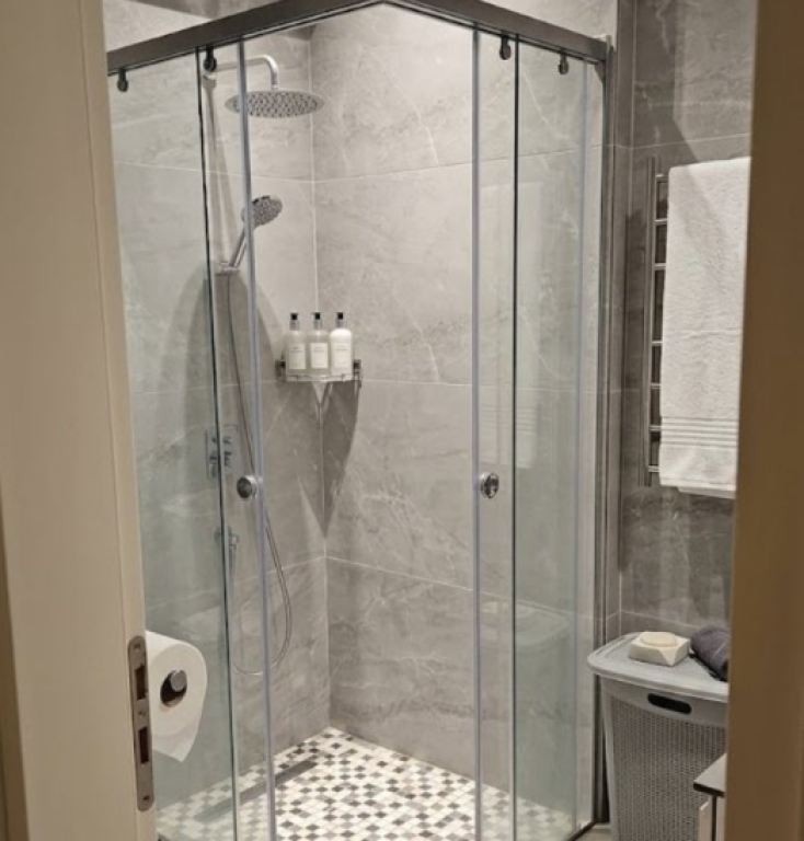 Jepet apartament 1+1+Post Parkimi me qira ne Sarande , Rruga Butrinti , 30 metra nga deti .