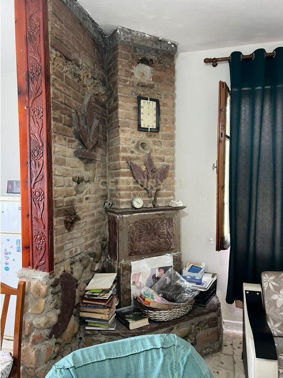VILLE IN VENDITA A SHIJAK CON UNA SUPERFICIE DI 2.300 m² TERRENO + CASA + LOCALE COMMERCIALE !!