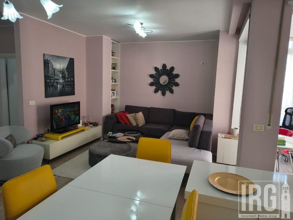 Appartamento 2+1+2+Veranda in vendita a Komuna e Parisit, vicino a Krital Center.