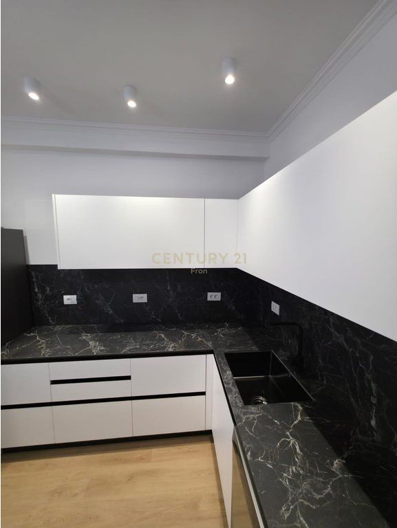 APARTAMENT 1+1 NË SHITJE RRUGA KAVAJES