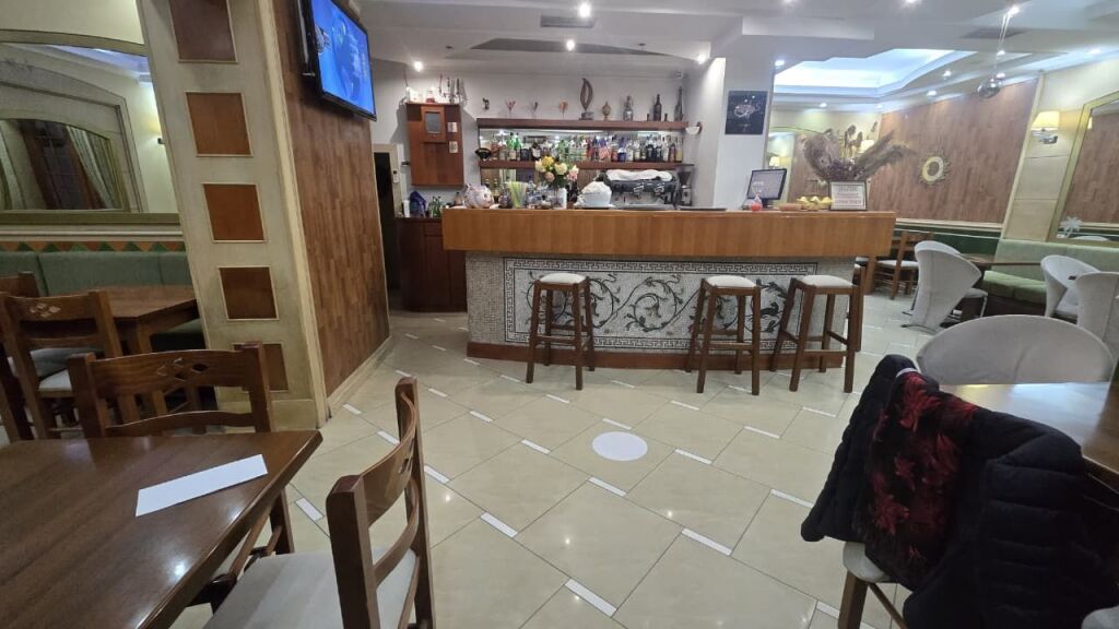 Affittasi Bar-Ristorante in Via Kavaja vicino alla Chiesa Cattolica  ID 5579