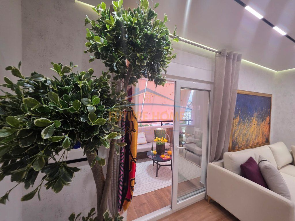 Shitet, Apartament 2+1 Zogu i Zi, Tiranë.