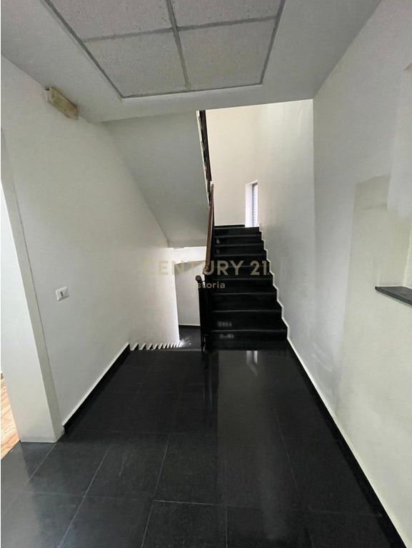 Super Villa in Affitto in Via Durresit - Ideale per la tua attività!